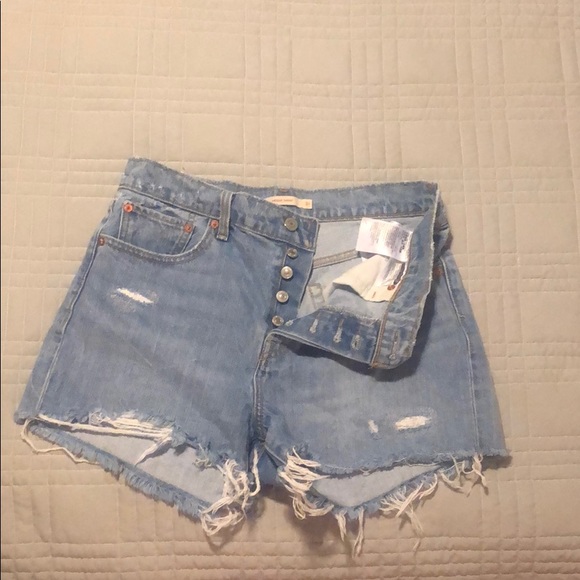 Wedgie distressed Levi shorts - Picture 2 of 4